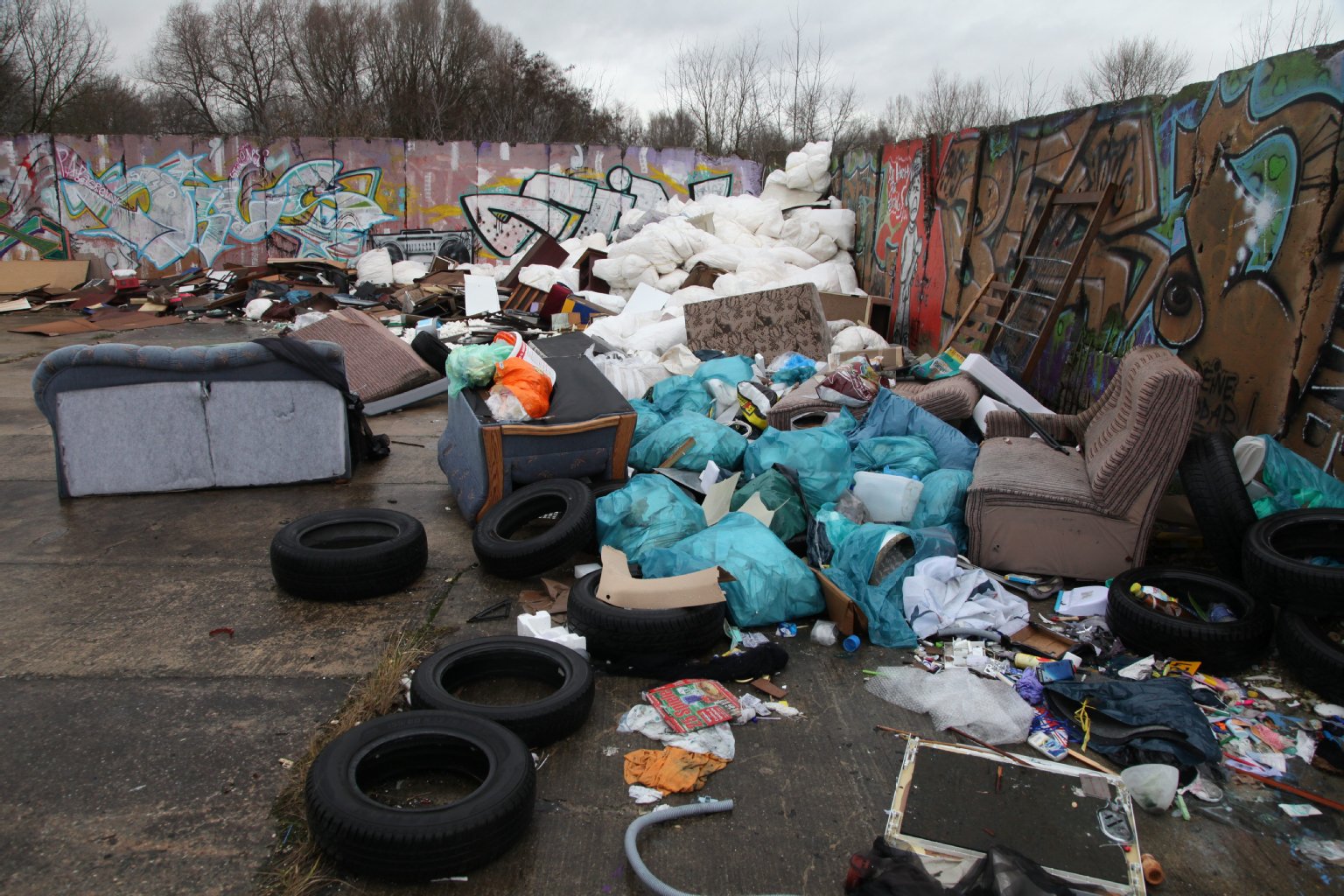 Neben einem Recyclinghof türmen sich die Abfallberge.