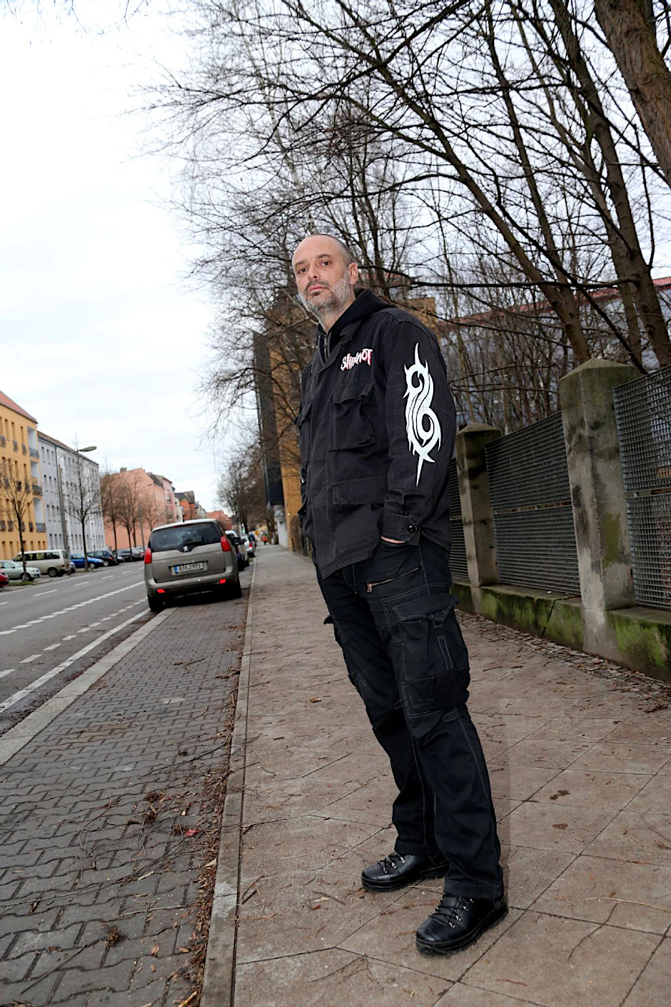 Der 43-jährige Berliner steht an der Stelle, an der ihm sein Fahrzeug gestohlen wurde.