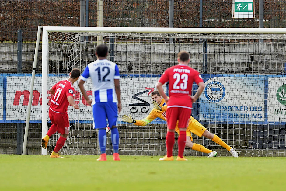 Halles Gogia (l.) trifft im zweiten Elfer-Nachschuss zum 0:1 gegen Hertha.