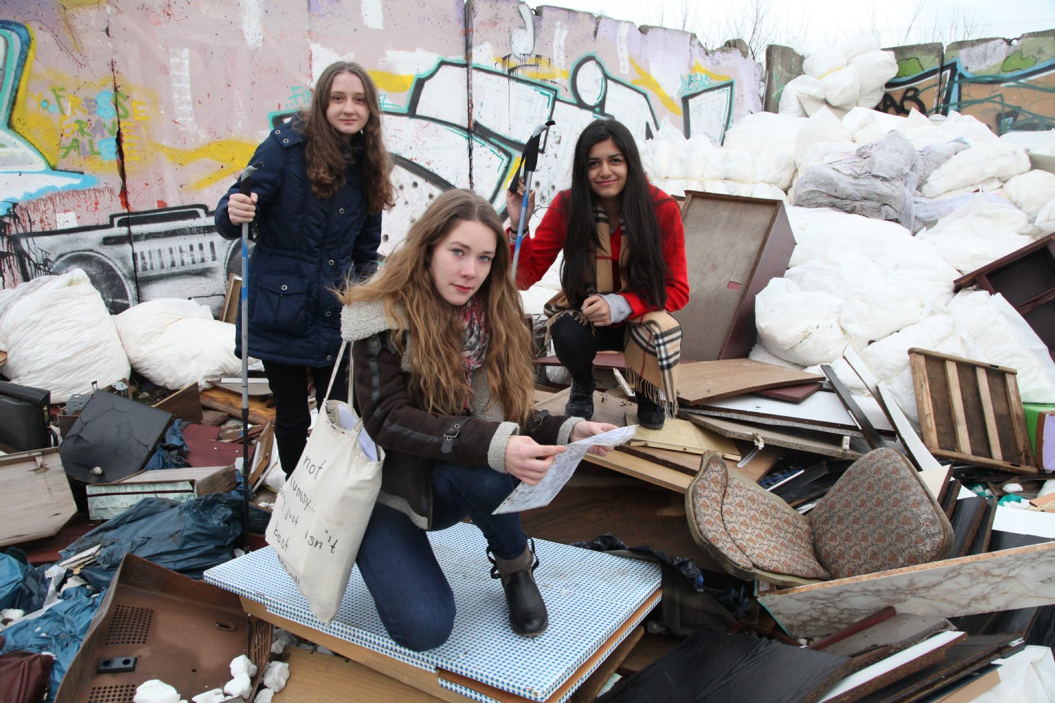 Die KURIER-Praktikantinnen auf dem Müllberg (v.l.): Rebecca (14), Marie (17) und Ashima (14, v.l.)