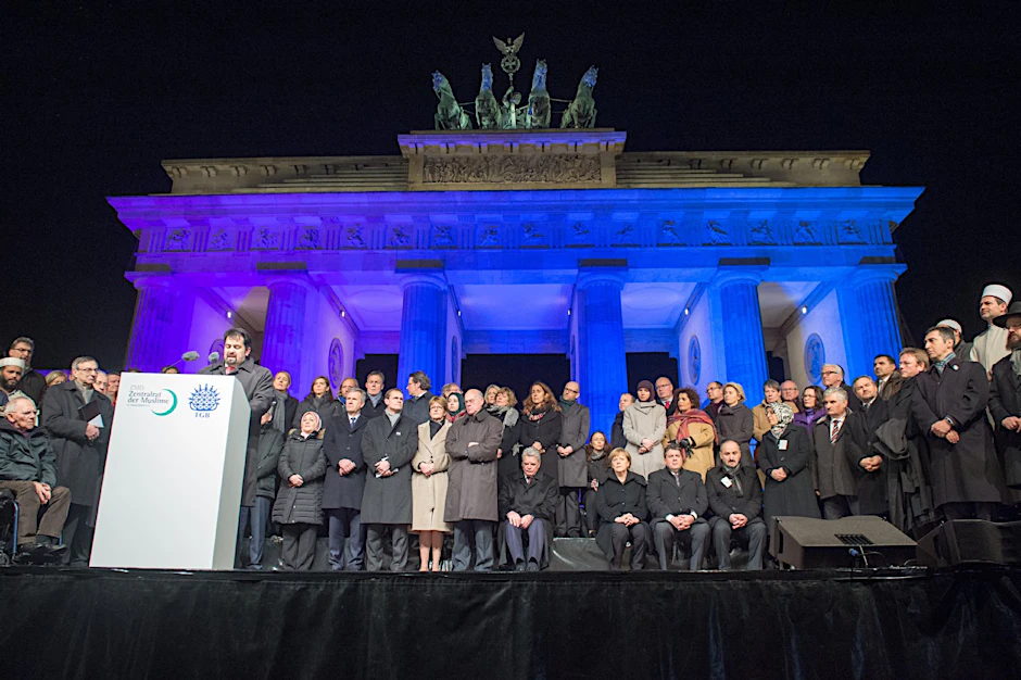 Die Mahnwache für die Opfer der Anschläge in Frankreich in Berlin.