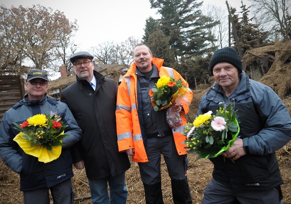 November 2013: Blumen für Reinhardt (re.) und seine Kollegen von Oranienburgs Bürgermeister Hans-Joachim Laesicke (2.v.li.) nach erfolgreicher Sprengung einer 500-kg-Fliegerbombe. Sie war nicht entschärfbar gewesen. 3500 Menschen wurden vor der Sprengung in Sicherheit gebracht.