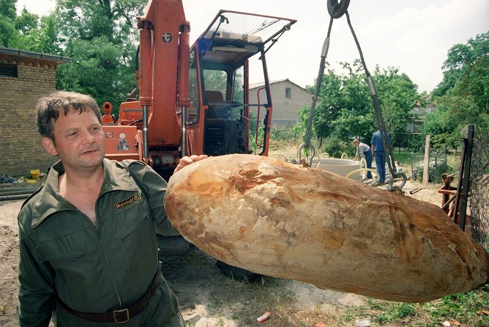 Reinhardt 1992 in Oranienburg: Erleichterung nach einem dreistündigen Nervenkrieg bei der Entschärfung dieser US-Bombe.