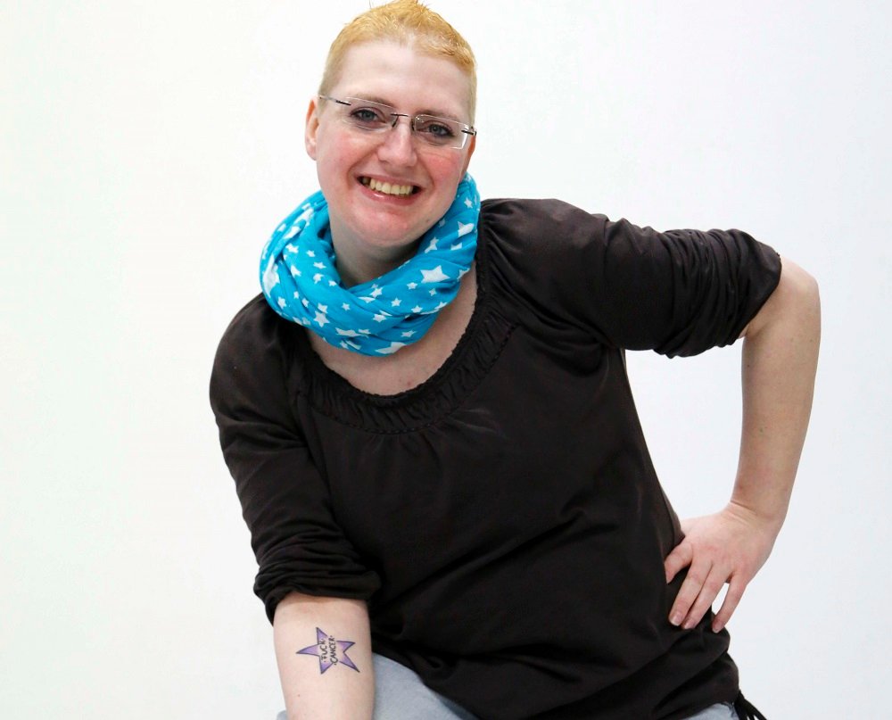 Ihren wichtigsten Stern trägt Nadine bei sich. Auf dem Arm, eintätowiert. Darin steht: „Fuck Cancer“ – „Fick dich, Krebs“.