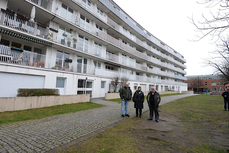 Müfti P. (rechts) erstritt Schadenersatz. Die anderen beiden Bewohner klagten ebenfalls, warten auf ihr Urteil.
