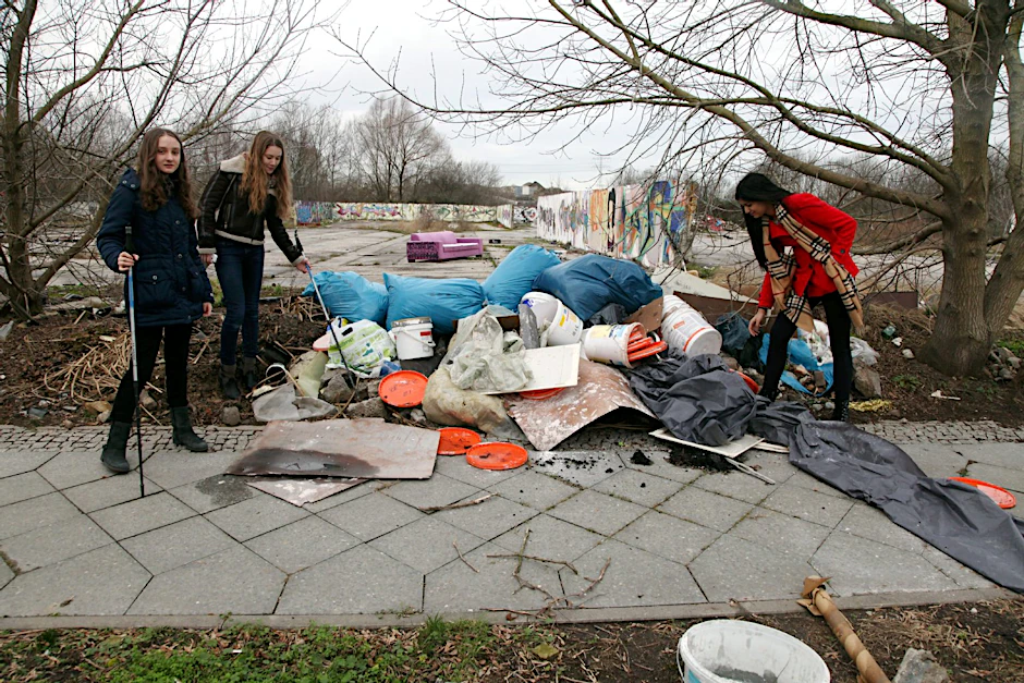 Die KURIER-Praktikantinnen Rebecca (14), Marie (17) und Ashima (14, v.l.) auf der illegalen Deponie ...
