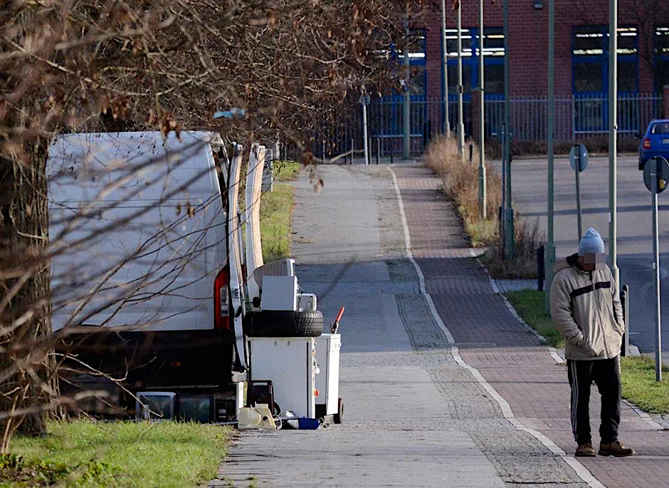 Wie hier vor dem Recyclinghof der BSR in Marzahn warten fast überall zumeist Osteuropäer auf Elektroschrott.