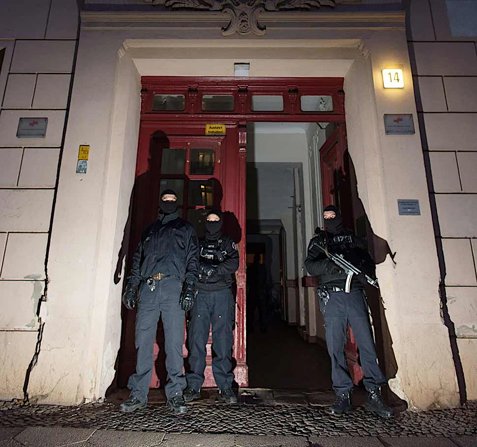 Schlag gegen die Berliner Salafisten-Szene: Vor einem Haus in der Perleberger Straße stehen Polizisten. Darin befindet sich die Moschee, in der junge Männer radikalisiert wurden.