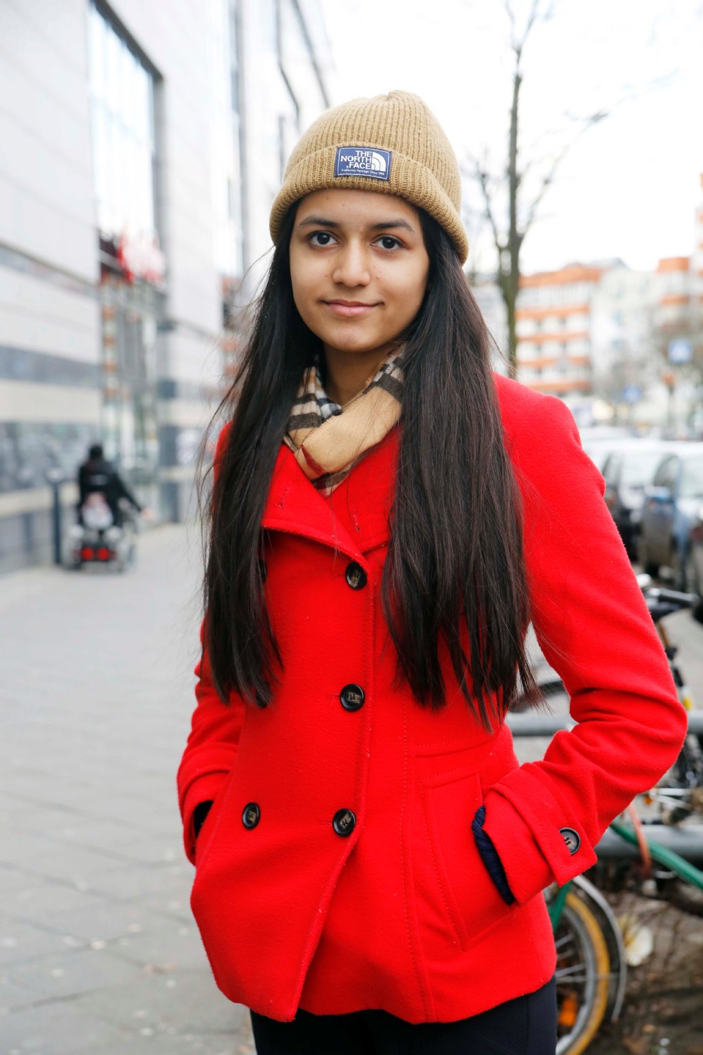 Selber machen: Ashima (14) aus Charlottenburg: „Wir müssten viel mehr Sachen alleine machen dürfen, dann lernt man selbstständig zu sein. Durch eine Steuererklärung muss man sich doch später auch alleine durchkämpfen. Infos suchen, in Projekten das echte Leben durch spielen - das bringt etwas. Mein Bruder musste in der Schule sogar schon eine eigene Firma gründen.“