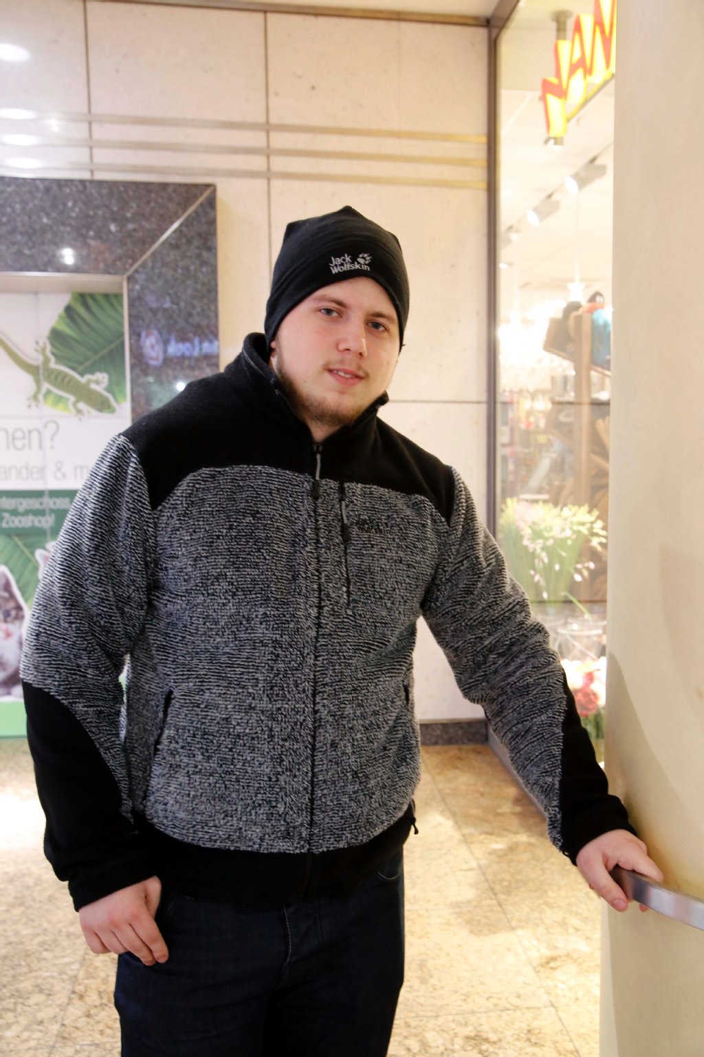 Will Alltagskunde: Denis (21) aus Tempelhof bekennt: Nach der zehnten Klasse wusste ich nicht, was Steuern sind und was man damit anstellt. Ich hätte das wirklich niemandem erklären können „Was nützt mit Geometrie, wenn ich nicht weiß, wie ich eine Überweisung machen, oder Geld abheben soll?“ Wir hätten ein ganzes Fach wie Alltagskunde gebraucht.