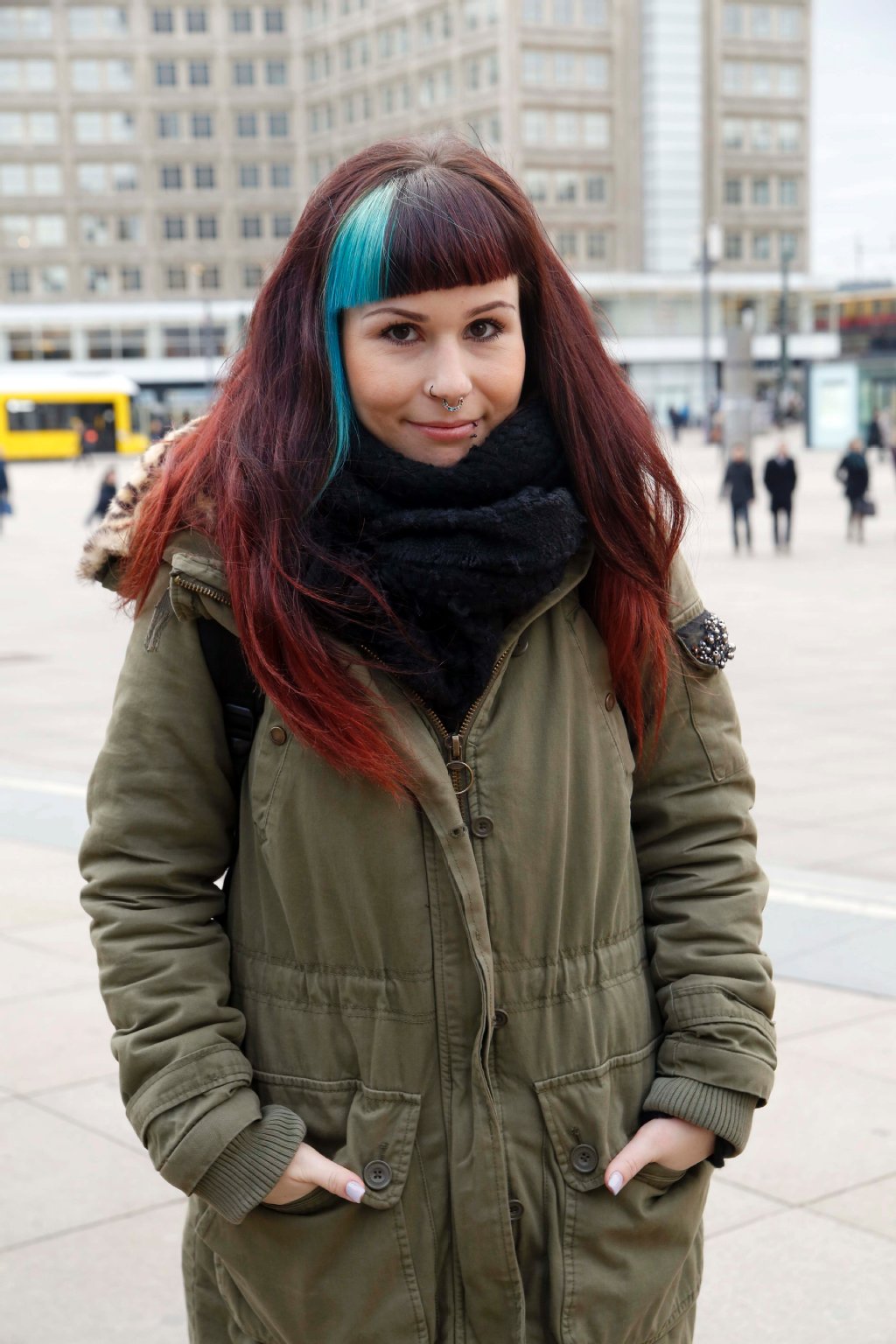 Keine Lust gehabt: Tonia (22) aus Friedrichshain ist sich sicher: „In der Schule hätten wir überhaupt keinen Bock auf solche Alltags-Themen wie Miete, Steuern und Versicherung im Unterricht gehabt. Gut wäre ein bisschen mehr Hilfestellung aber sicher schon gewesen. Ich muss heute ab und zu meine Eltern fragen, wenn ich bei praktischen Dingen nicht weiter weiß.“