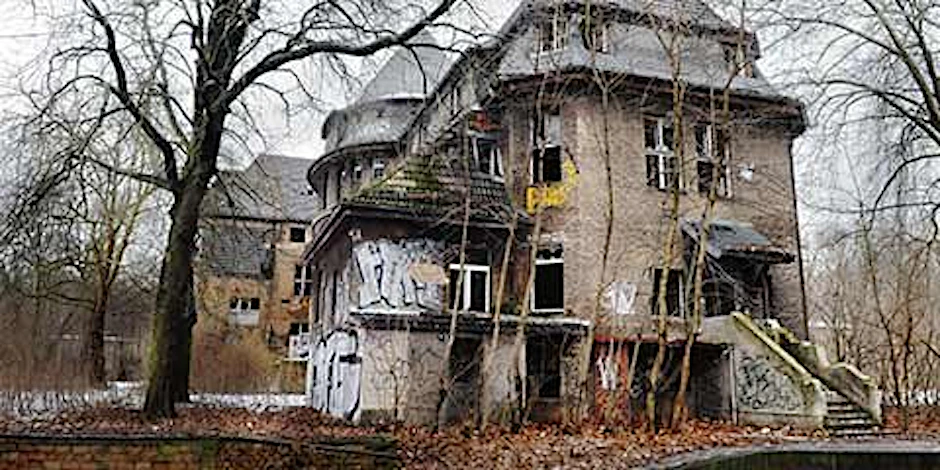 Ein Trauerspiel: Das denkmalgeschützte Kinderkrankenhaus Weißensee ist zur Ruine geworden. Vandalen und sogar Geisterjäger treiben sich in den Gebäuden an der Hansastraße herum. Das Gelände wird dem Eigentümer jetzt entzogen.