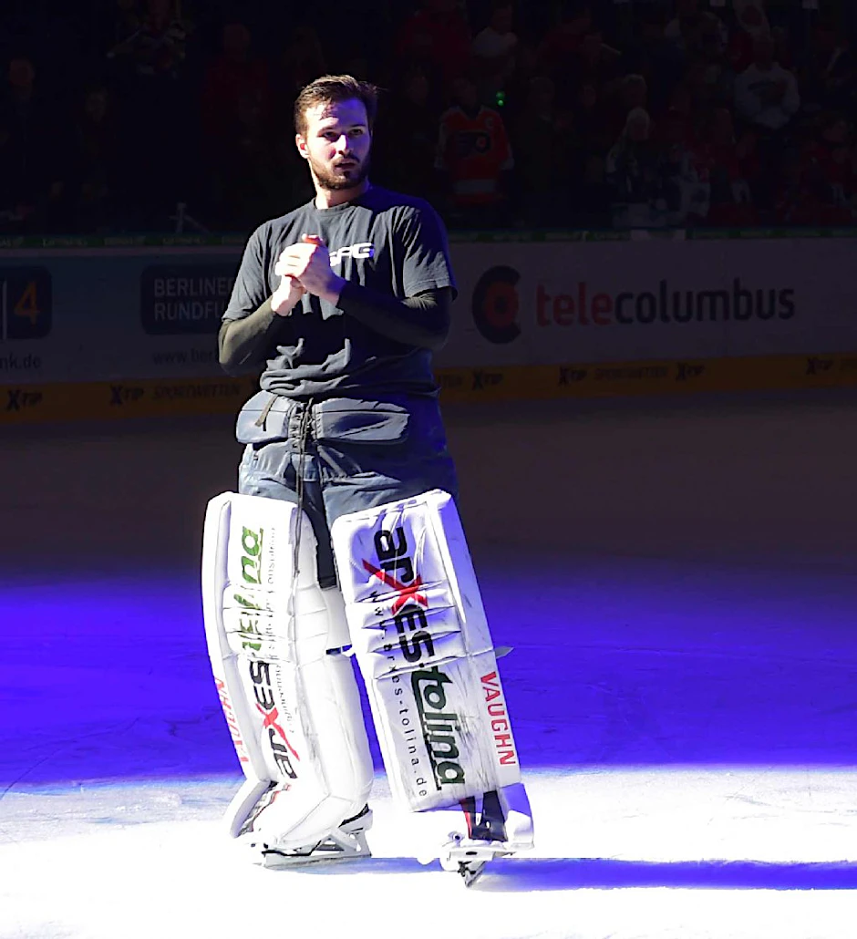 „Niederberger, Niederberger, hey, hey!“ Die Fans feierten ihren Goalie auf der Ehrenrunde.