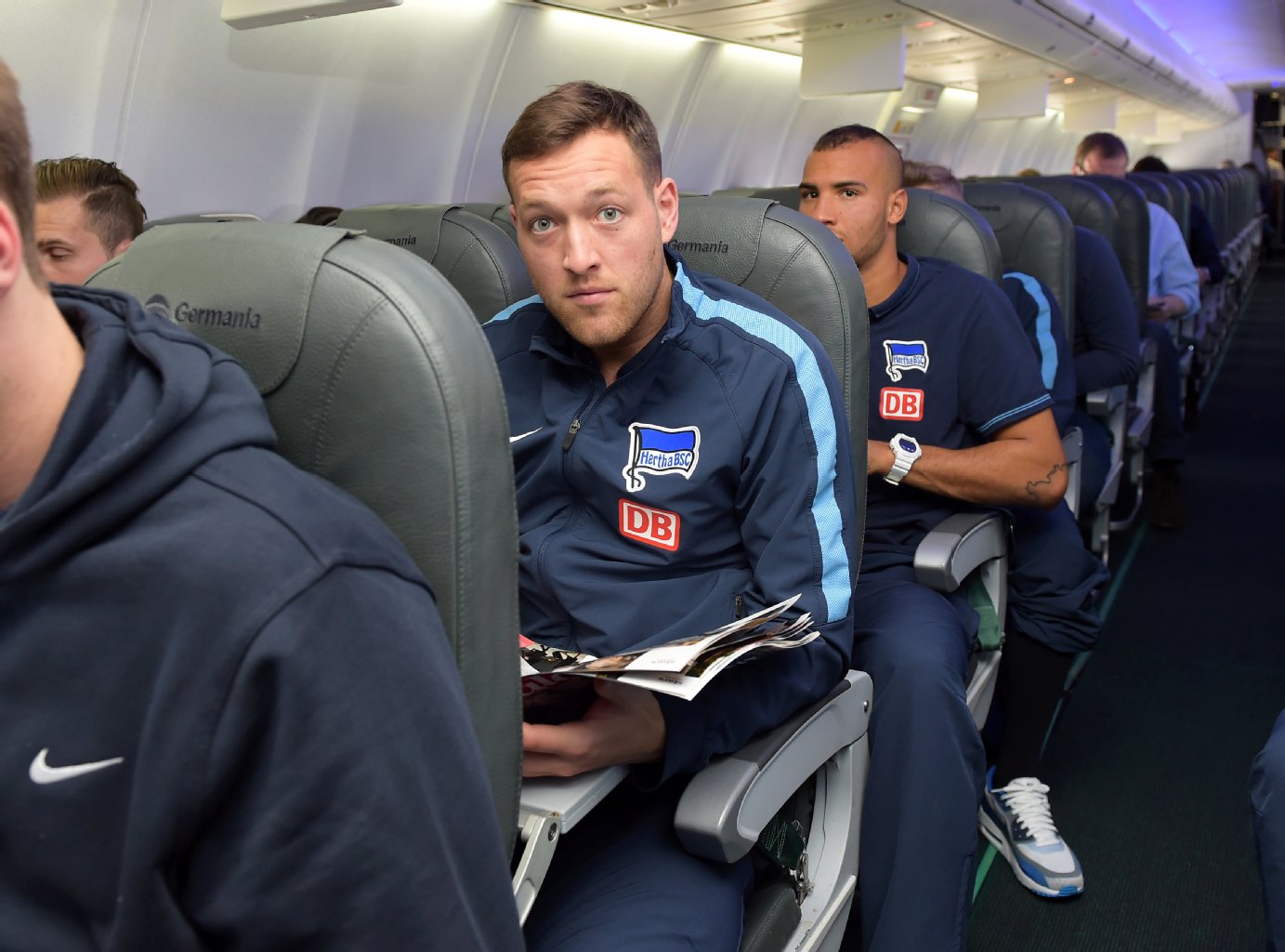 Julian Schieber vertrieb sich im Flieger die Zeit mit Lesen.