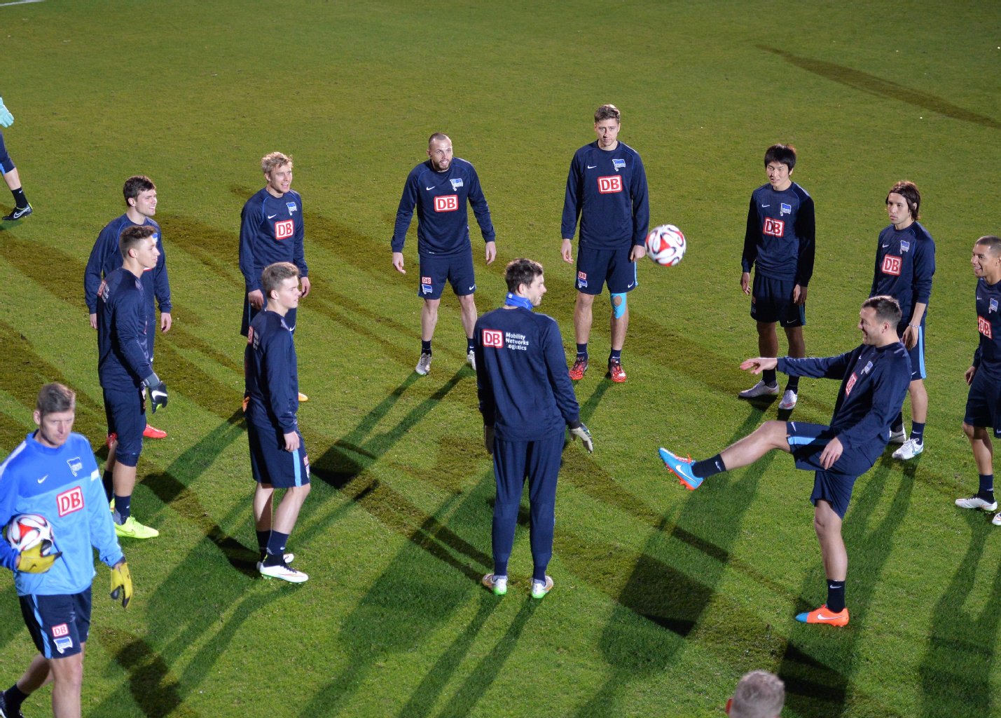 Julian Schieber kickt beim ersten Training in Belek den Ball, sorgt dabei für viel Spaß.