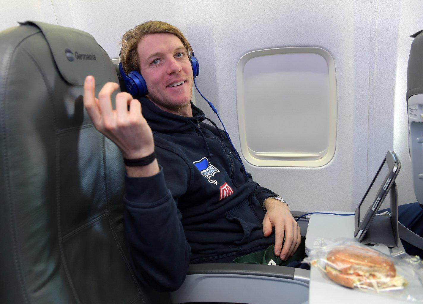 Peter Niemeyer gab sich im Flieger ganz lässig mit blauen Kopfhörern.