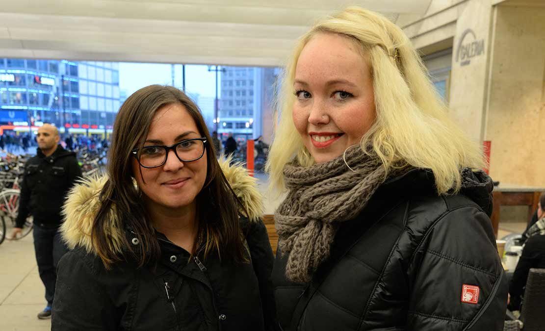 Alena Rau (23, li.) und Désirée Alting (22) aus Mitte wollen sich das Balkon-Rauchen nicht verbieten lassen. „Man darf ja schon im Lokal nicht mehr qualmen. Ständig diese Aktionen gegen uns. Dabei zahlen wir Raucher Tabaksteuer!“