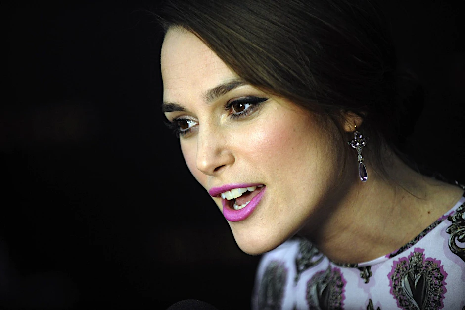 In diesem Jahr wird Keira Knightley 30 und bekommt ein Kind. Wie wird sie sein als Mom? „Darüber habe ich mir noch keine Gedanken gemacht.“ Jedoch: „Enge Freunde von mir sind ganz tolle Eltern, wahrscheinlich, weil sie ihren Kindern zuhören. Das hat meine Mutter, die richtig cool ist, auch immer ausgezeichnet: Dass sie uns genau zugehört.“