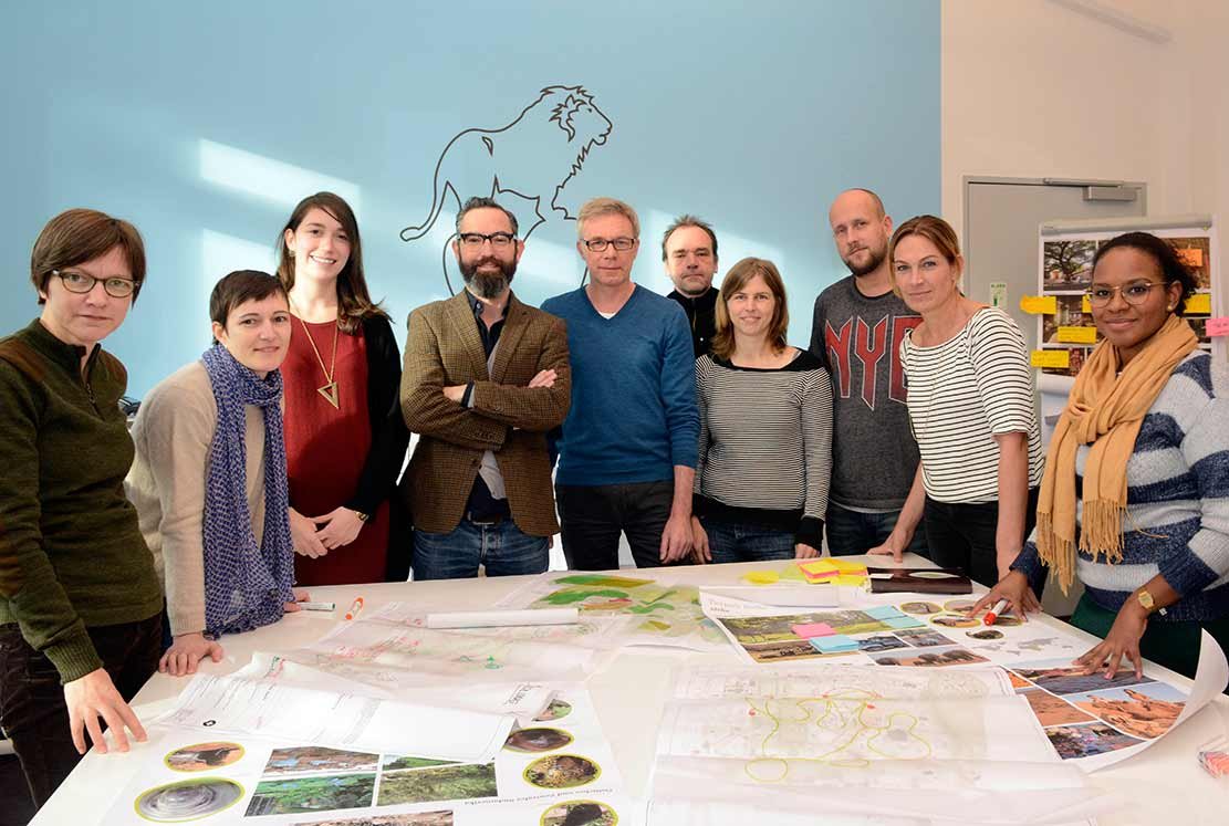 Kieran Stanley (Mitte) mit seinem Team, das an dem neuen Tierpark arbeitet.
