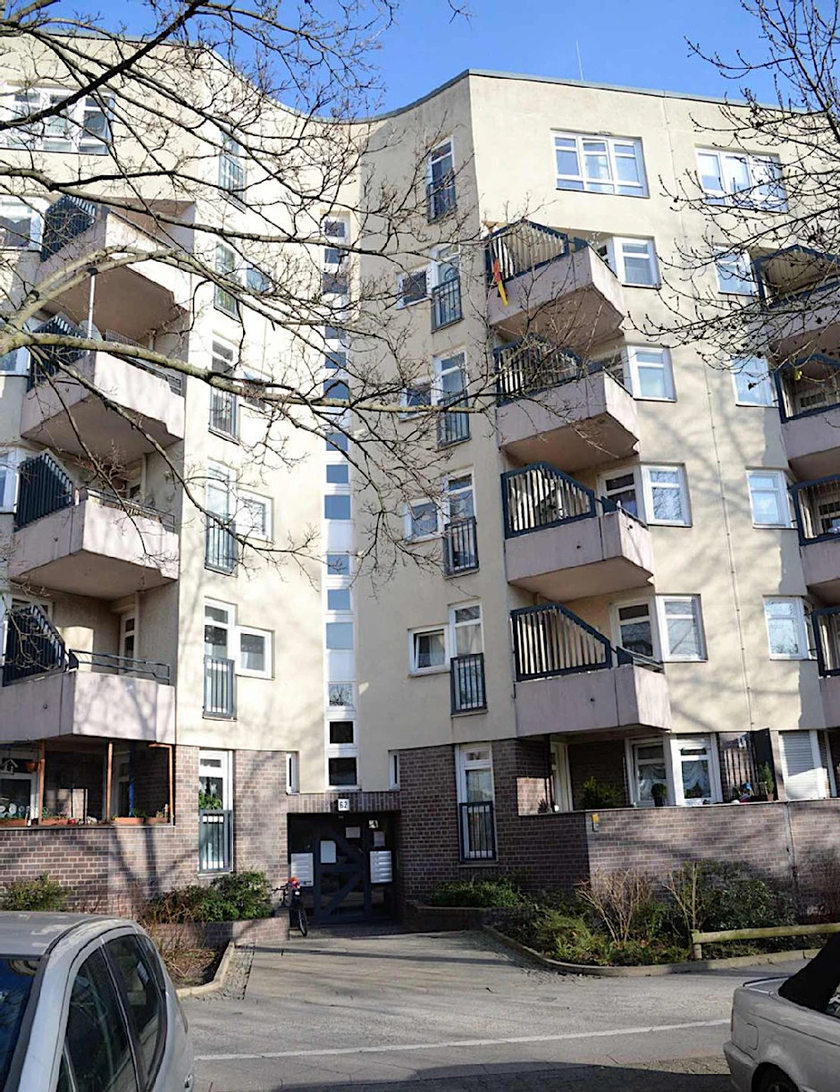 In diesen Wohnblock in der Swinemünder Straße stiegen die dummen Gangster ein.