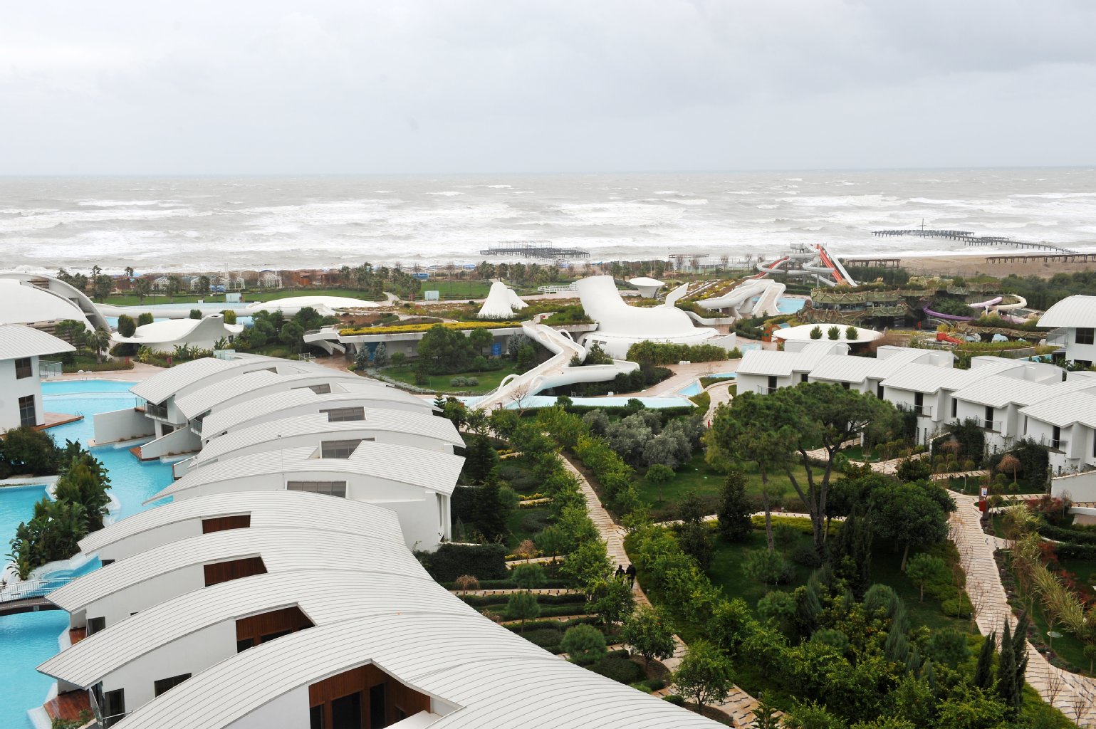 Herthas Hotel – das Mittelmeer im Hintergrund ist aufgewühlt.