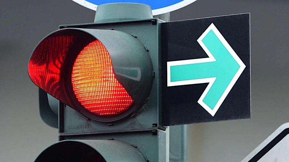 Der grüne Pfeil an Ampeln.