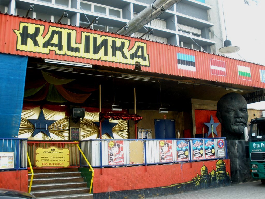 Der Lenin-Zwilling musste schon für viel Schabernack herhalten: Er stand sechs Jahre vor der Münchner Russen-Disco Kalinka.