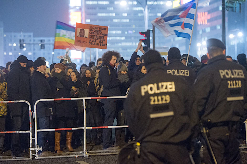 Gegendemonstranten protestieren am 19.01.2015 gegen die islamkritische Bewegung Bärgida.