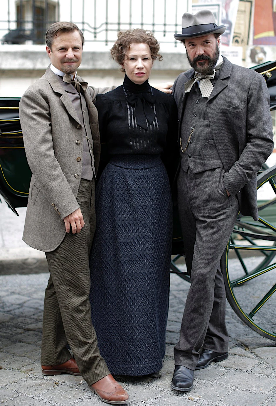 Koch (r.) als Alfred Nobel, Birgit Minichmayr als Bertha von Suttner und Philipp Hochmair.