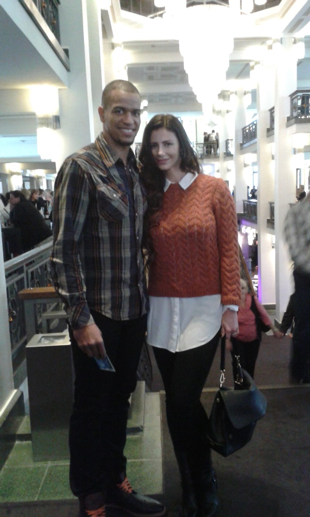 Zur Belohnung sehen der Basketballer und seine Frau Agata die Show „The Wyld“.