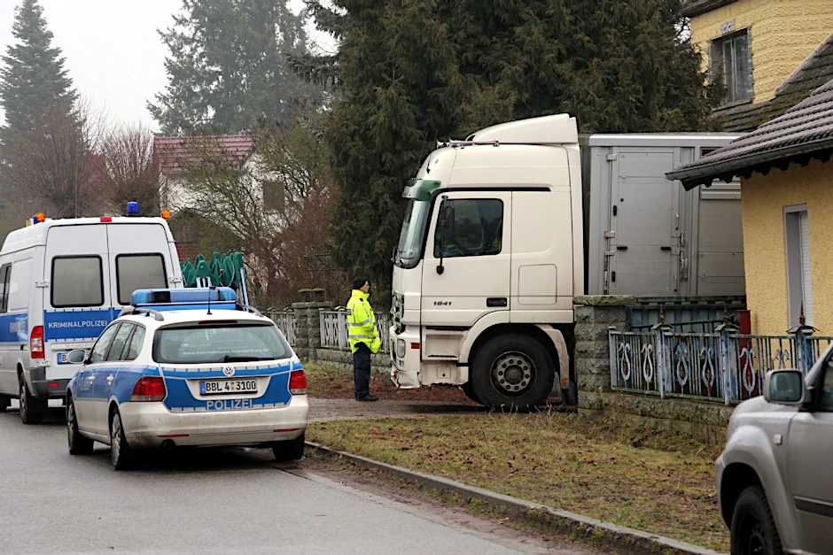 Die Polizei vor dem Lkw, mit dem die Kühe abgeholt werden sollten.