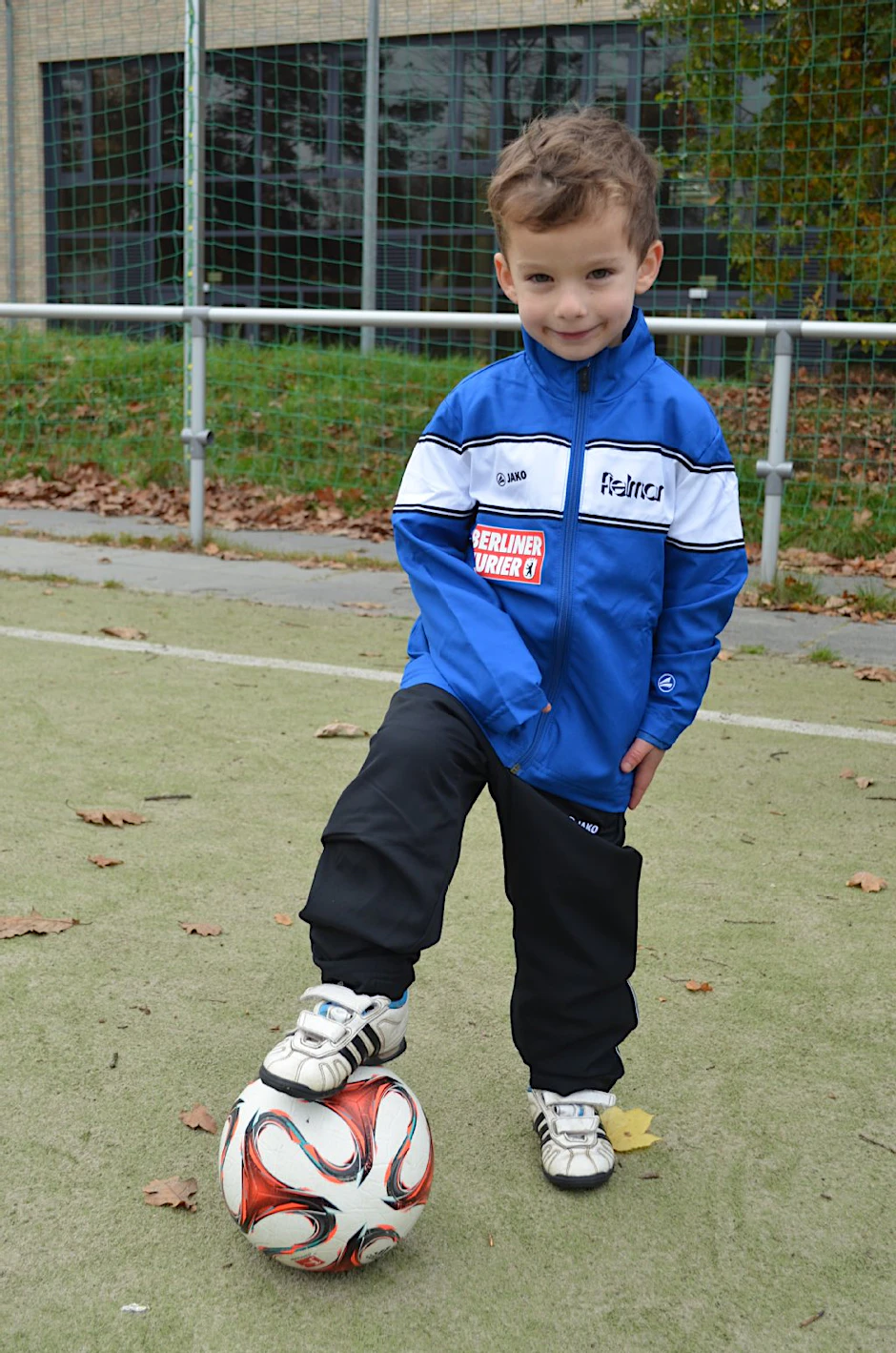 Cool in den neuen Klamotten: Einer der Minikicker von Blau-Weiß Hohen Neuendorf