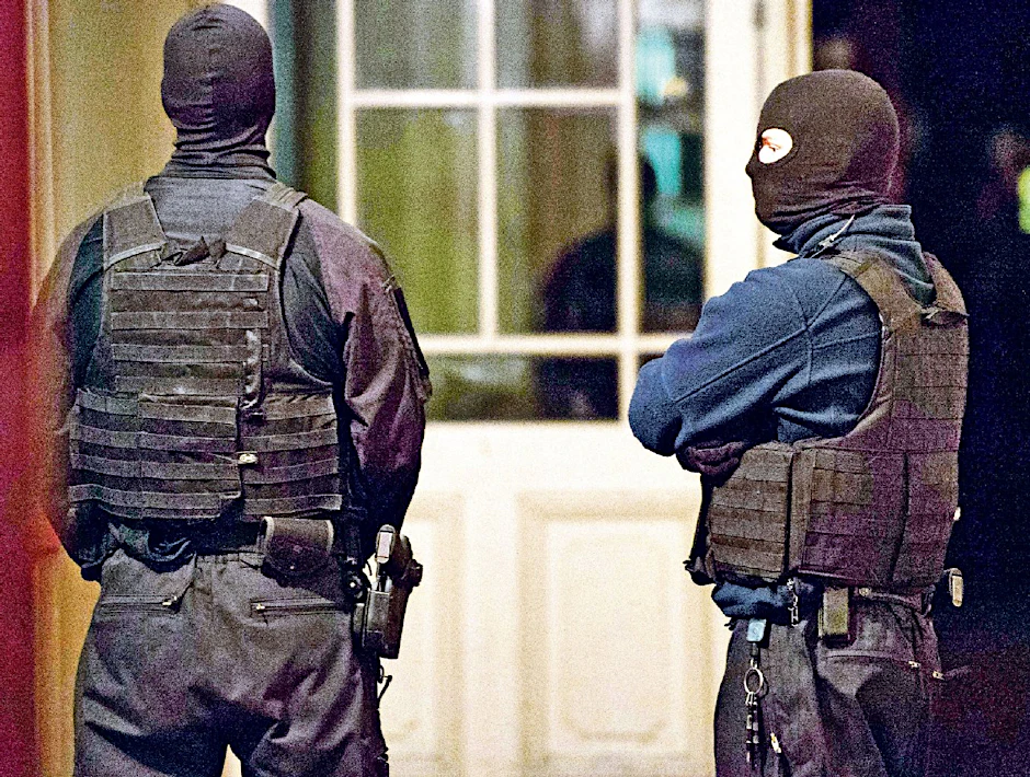 200 Polizisten durchsuchten elf Adressen in Berlin, um weitere Beweise gegen zwei Berliner ISIS-Unterstützer zu sichern.