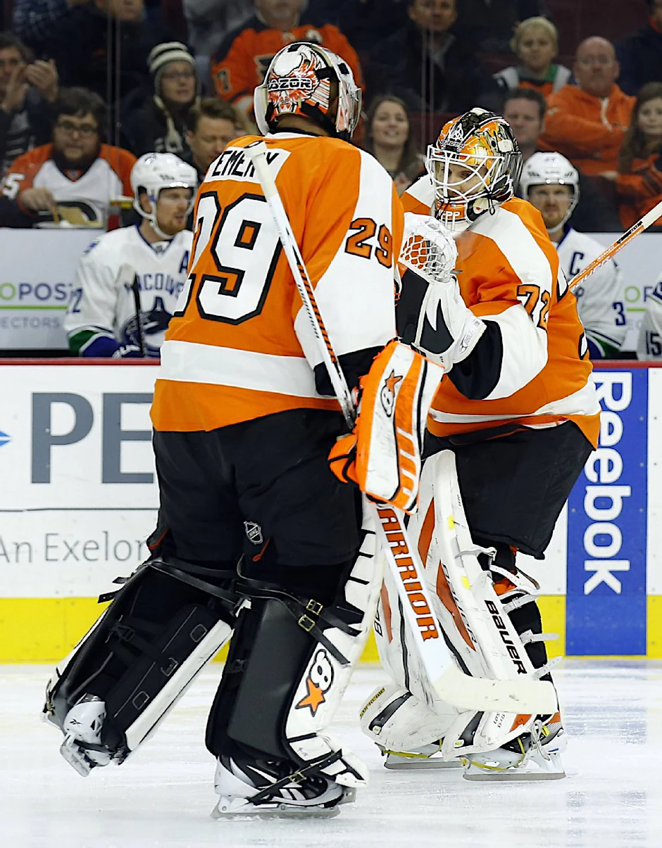 Bitterer Moment: Rob Zepp (r.) muss Ray Emery im Tor Platz machen.
