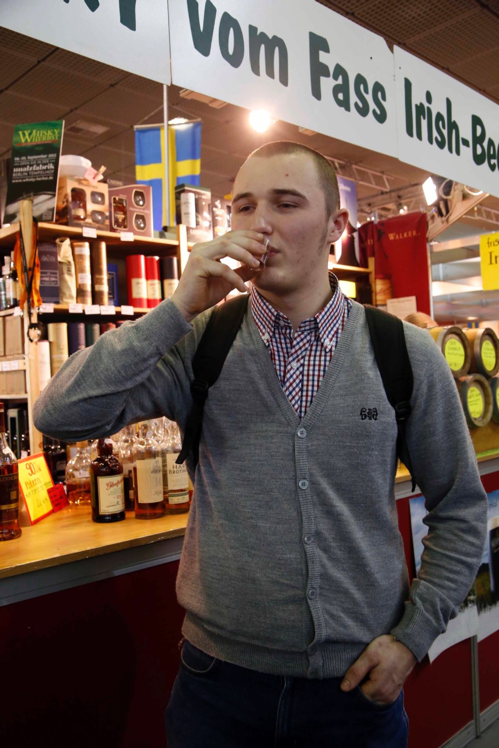 Ein 90-Prozenter zum Mittag: Martin Braune aus Weißenfels ist ein Kerl wie ein Baum. Also trink er auch so. Kurz vor 13 Uhr hat er bereits zwei Hochprozenter in der Blutbahn. Einen Wodka und einen Kurzen, der es in sich hat. „Der Stand sah sehr ansprechend aus und die junge Frau dahinter hat wirklich nett gelächelt“, so der 18-Jährige aus dem Burgenlandkreis (Sachsen-Anhalt), „da musste ich zugreifen“. Und wie. Satte 90 Prozent hatte die klare Flüssigkeit in seinem Becher. Ein Rohdestillat. Für vier Euro pro 0,1 Zentiliter. Im Beisein der Reporter trinkt er den Schnaps, ein Foto dabei ist unmöglich. Trotz der vergleichbar geringen Menge entgleiten Martin die Gesichtszüge. Er sagt: „Das brennt im Rachen.“ Das Schild über dem Stand hatte er offenbar übersehen: „Nur für echte Männer“ stand darauf.