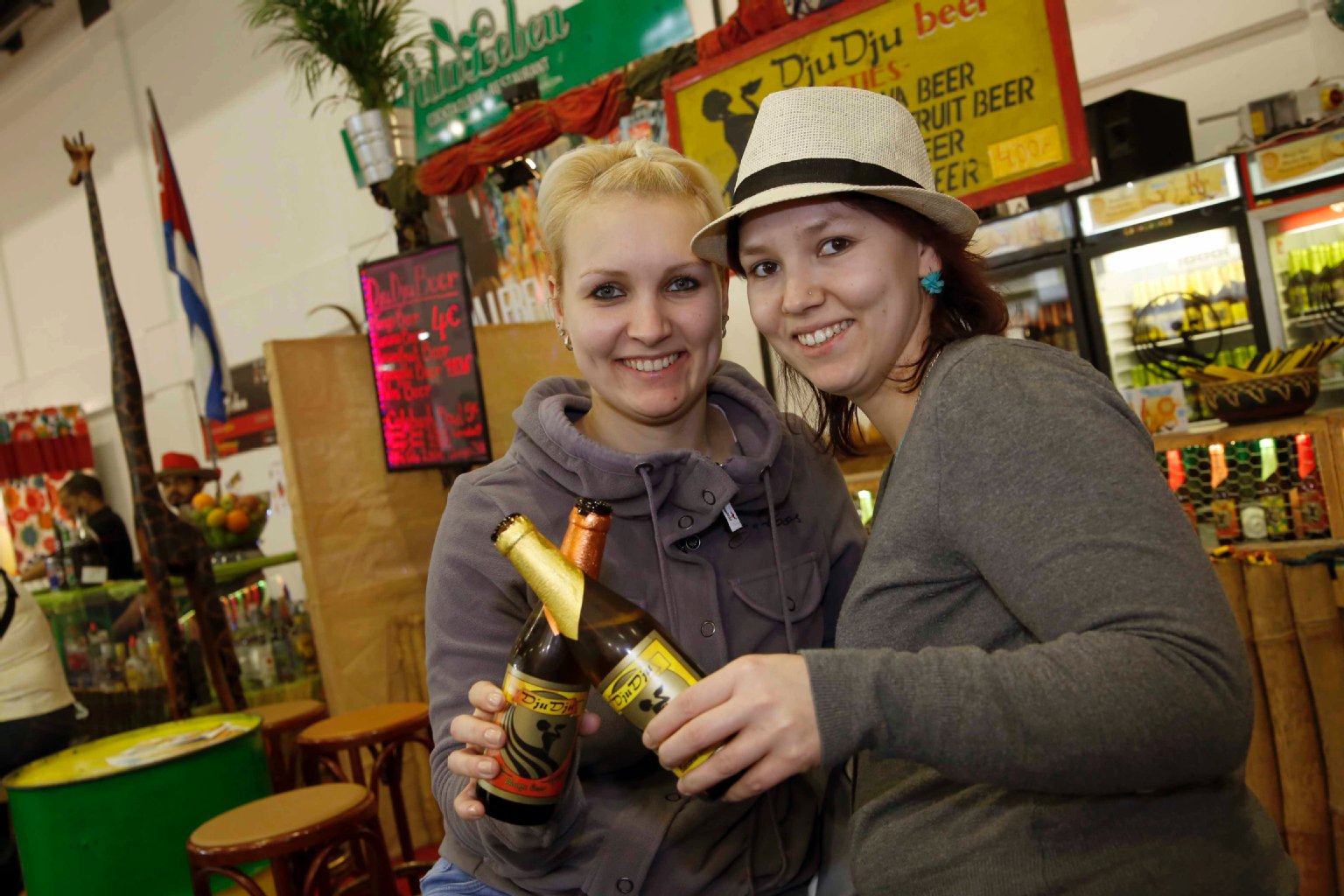 Schwestern auf „Probier“-Tour: Zwei wie Pech und Schnaps. Die Schwestern Nicole (25) und Silke (23) aus Bad Liebenwerda nippen an ihren Obst-Bieren, eins mit Mango- und eins mit Bananen-Geschmack. Nicht die ersten Getränke der beiden jungen Frauen. Auch ein Sekt war schon dabei, zwei kleine Schnäpschen (Haselnuss- und Zimt-Geschmack) und ein Eierlikör. Jeweils. „Wir genießen die Zeit zusammen. Und es schmeckt. Lecker hier!“