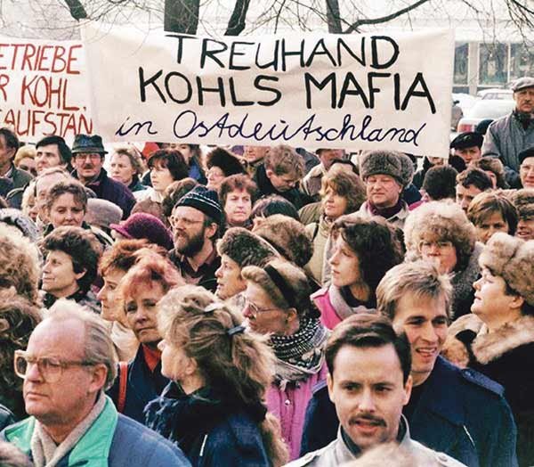 Trotz aller Proteste gegen Treuhand und Helmut Kohl: Von 1991 bis Ende 1994 verloren 2,5 Millionen Ostdeutsche ihre Arbeit ...