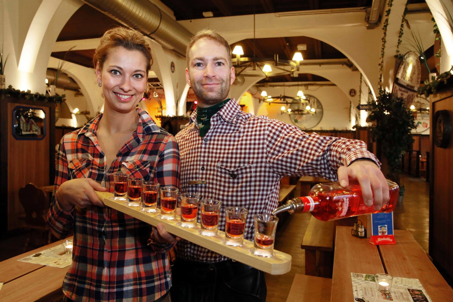 Bei Nancy (35) und Gregor (37) im Hofbräu ist das Ausgeben von Schnaps ausdrücklich erwünscht.