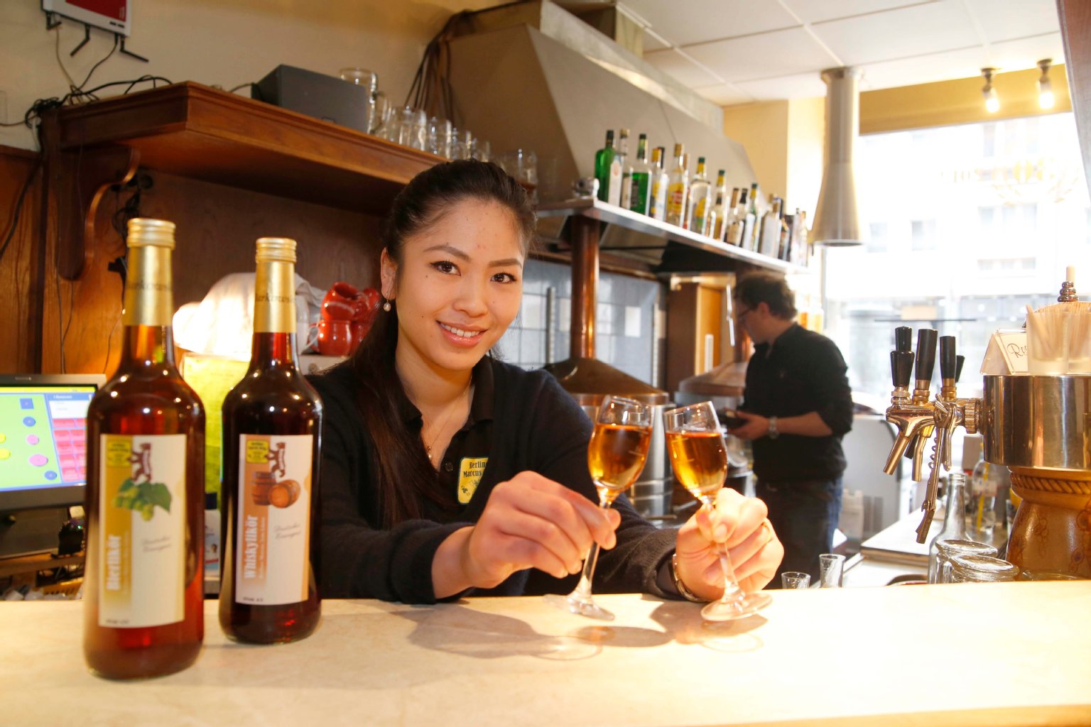 Bei Julia aus dem „Marcus Bräu“ gibt es in Eigenregie hergestellten Whisky- und Bierlikör.