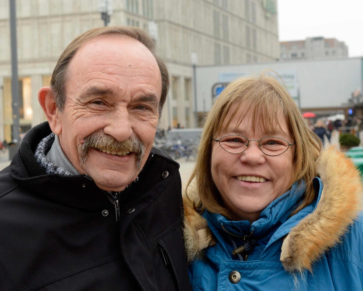 „Ich pinkle wie ich will“, verrät Bernd Kyritz (64). Aber: „Ich mach’s auch wieder sauber.“ Was Frau Petra (sind 34 Jahren verheiratet) auf die Palme bringt: „Wenn er die Klobrille nicht runtermacht, ist es mächtig kalt, wenn man sich nachts verschlafen hinsetzt.“