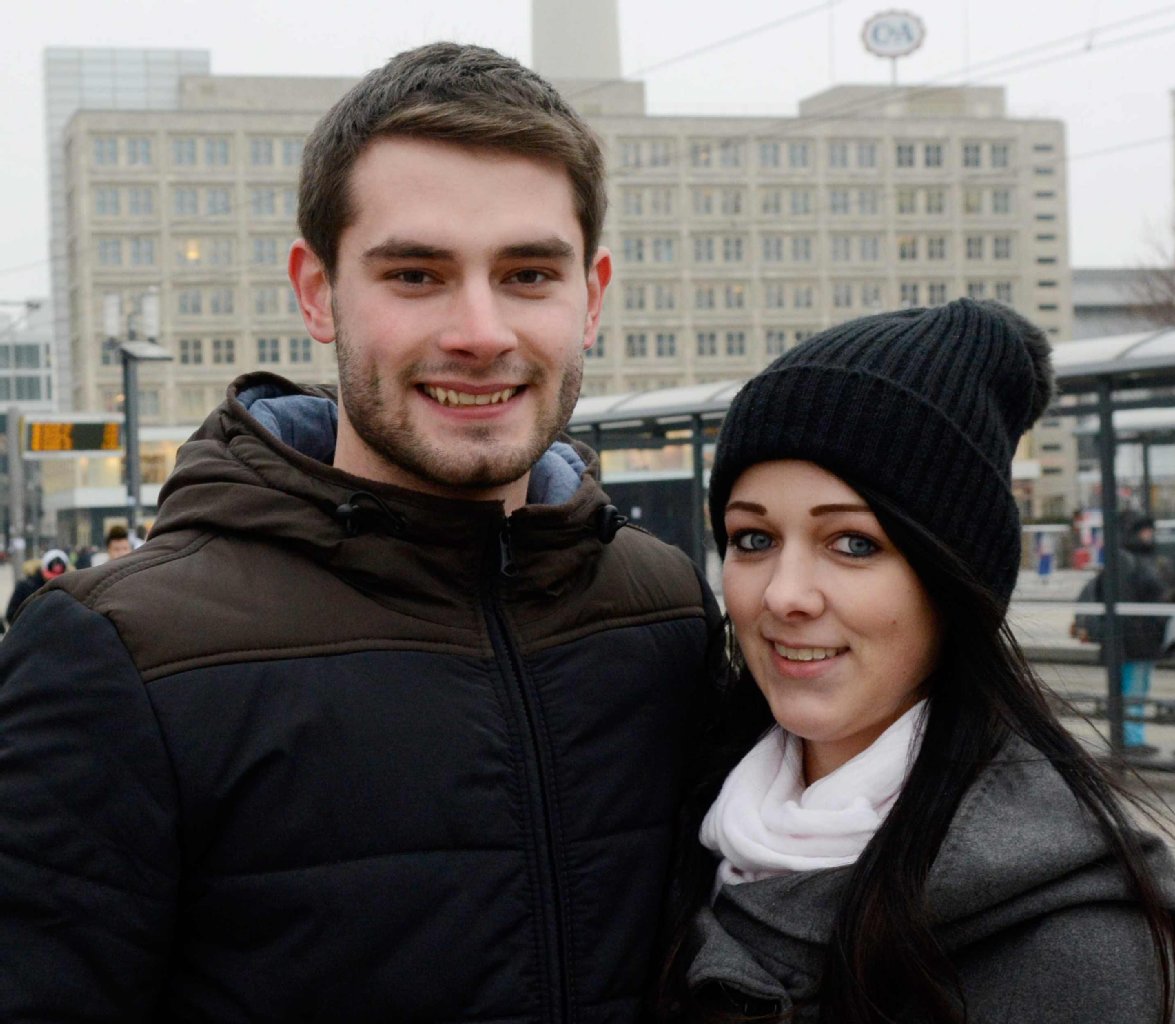 „Im Stehen ist es zwar angenehmer, da ich aber keinen Stress mit meiner Freundin bekommen will, erledige ich es meistens im Sitzen“, gesteht Denis (21) aus Moabit. Wann Melanie ihm trotzdem auf die Schliche kommt? Wenn die Klobrille oben ist.