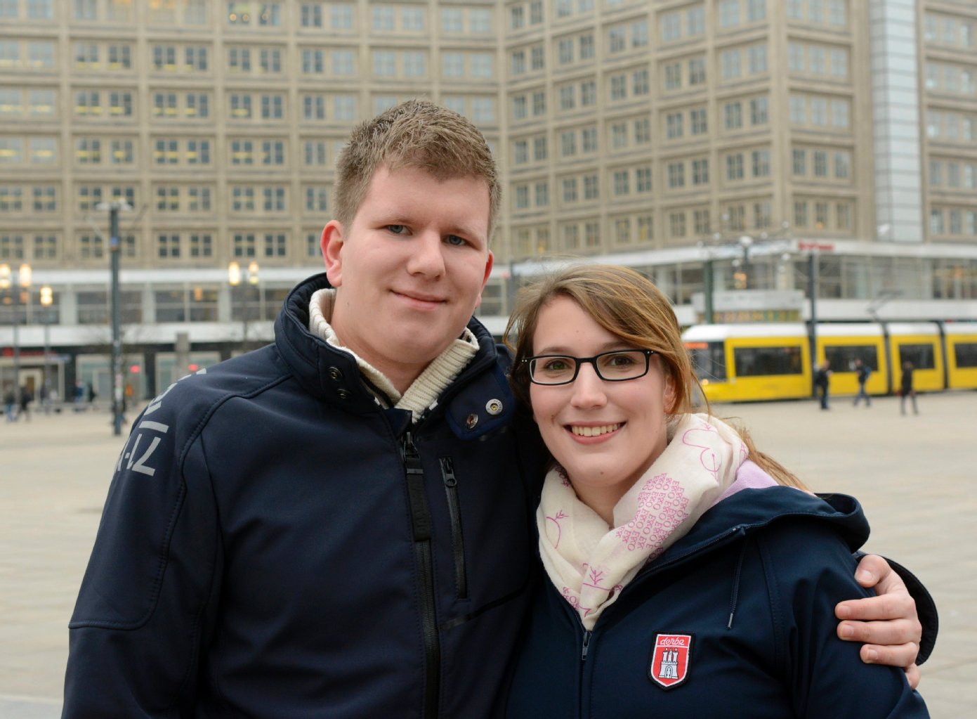 „Für mich ist es selbstverständlich, mich auf dem Klo hinzusetzen. Das wurde mir schon als kleiner Junge beigebracht“, sagt Chris, Angestellter aus Friedrichshain. Freundin Lena zum Urteil: „Gut, dass der Mieter recht bekommen hat.“