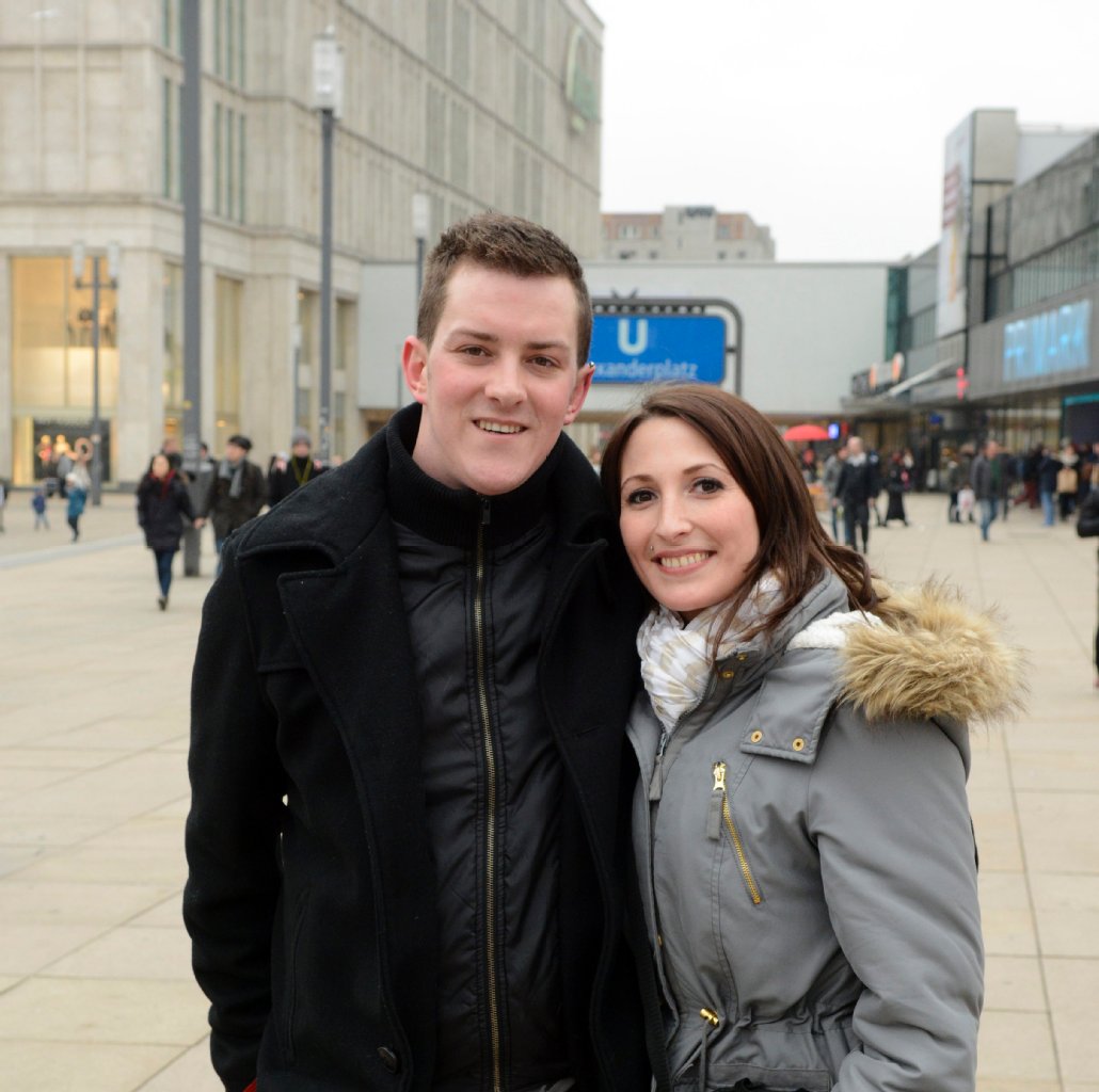 „Da ich von Anfang an Putzdienst im Bad hatte, erledige ich das Kleine im Sitzen“, sagt Dachdecker Daniel (25). Freundin Jessica (24, Elektronikerin) zum Urteil: „Womit sich Gerichte so beschäftigen müssen... Jeder kann zu Hause doch machen, was er will.“