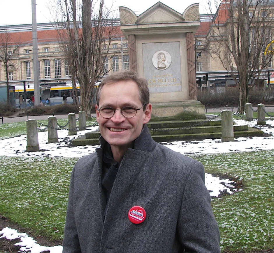 Michael Müller vor dem Denkmal seines Leipziger Amtsbruders Carl Wilhelm Müller, das ihm die dankbaren Bürger gesetzt hatten. 