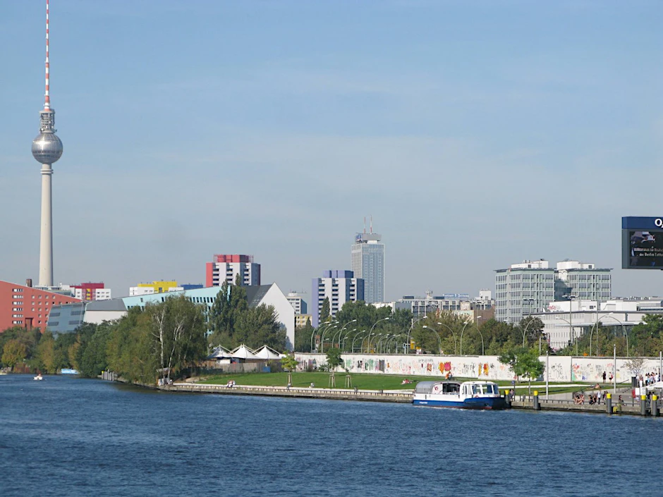 Ungefähr an dieser Stelle passierte es: Am Sonntagvormittag stürzte ein Mann in die Spree und ertrank fast.