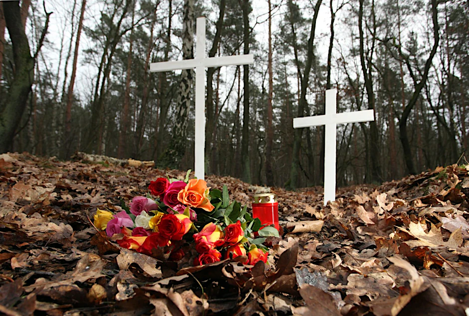 Zwei weiße Kreuze stehen an der Stelle, an der Maria ermordet wurde. Eines für sie, und eines für ihr ungeborenes Kind, das mit ist sterben musste.