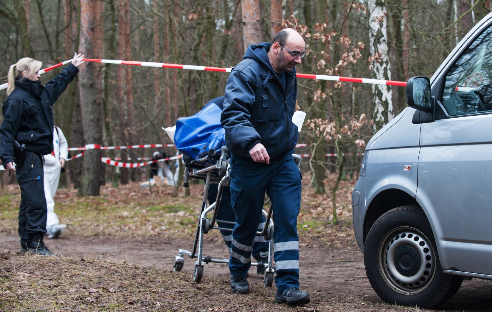 Die Leiche wird abtransportiert.