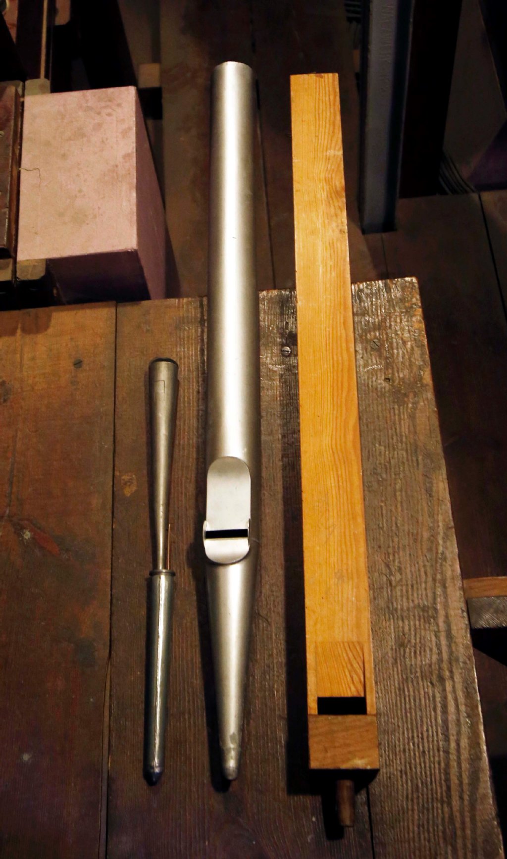 Bei den „Lippenpfeifen“ aus Holz (rechts) oder Metall (Mitte) bricht sich der Luftstrom an der Öffnung, bringt die Pfeife zum Klingen. In „Zungenpfeifen“ (links) erzeugt ein schwingendes Metallplättchen den Ton.