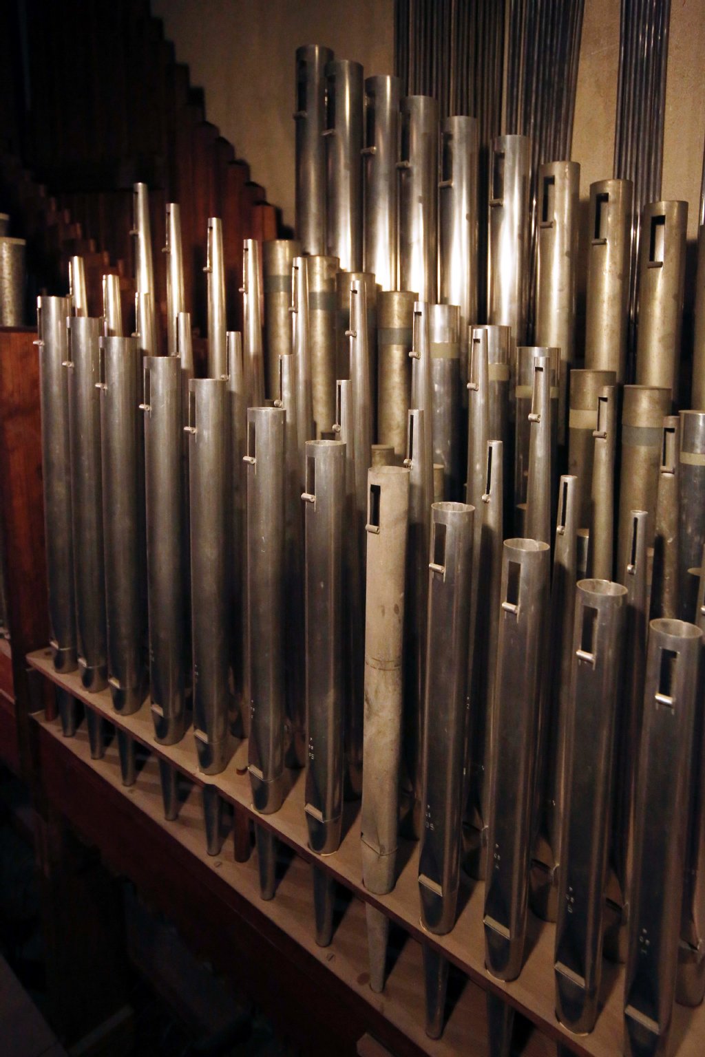 Nach dem Krieg wurden viele Pfeifen von Plünderern geklaut oder beschädigt. Etwa 1400 mussten erneuert werden. An vielen Stellen ist der Unterschied zwischen alten (hell in der Mitte) und restaurierten Pfeifen zu sehen.