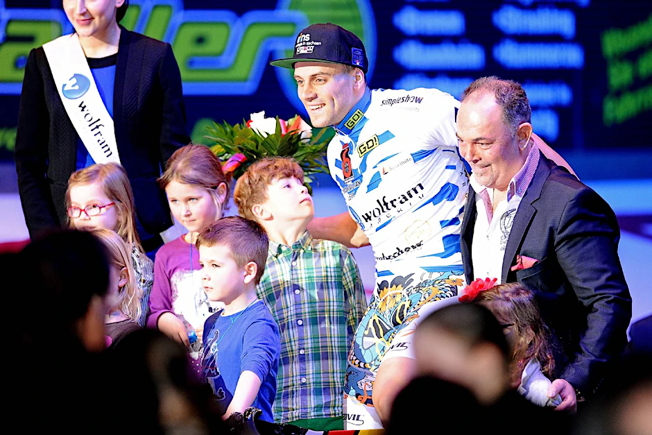 Umringt von vielen Kids feiert Maximilian Levy am Familientag seinen Sieg im Sprinter-Rennen bei den Sixdays.